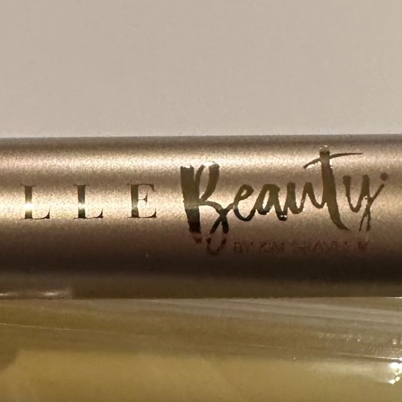 Belle Beauty Backlash XL Tubing Mascara - Color: Black - Picture 2 of 9